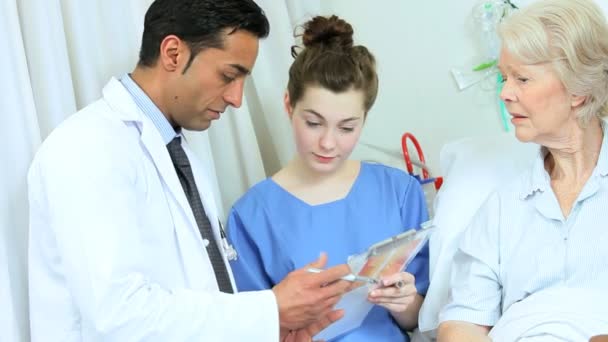 Personnel de santé au chevet du patient — Video