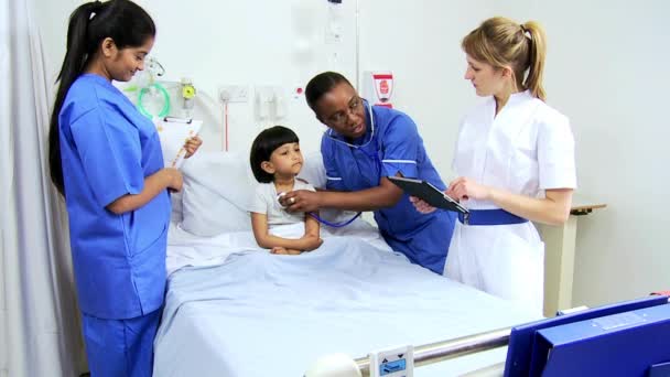 Pediatrische verplegend personeel behandeling van kind patiënt — Stockvideo