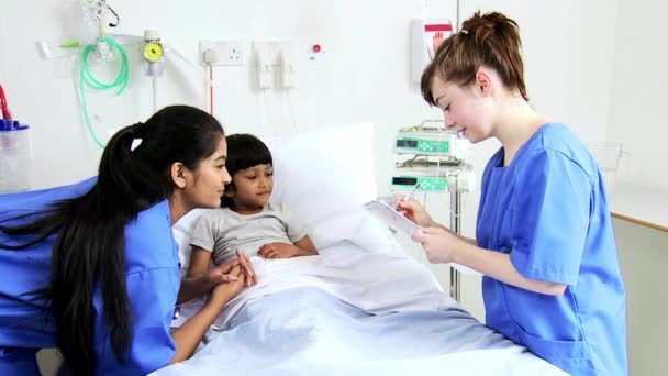 Girl receiving hospital care from nurses — Stock Video