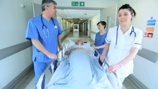 Cama do hospital do paciente movida pelo movimento lento da equipe médica — Vídeo de Stock