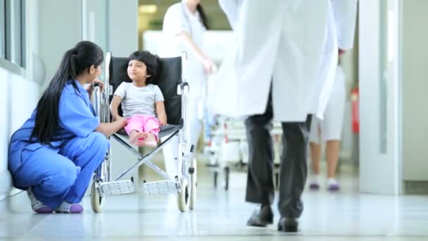 Pediatrician and nurse cheering up girl — Stock Video