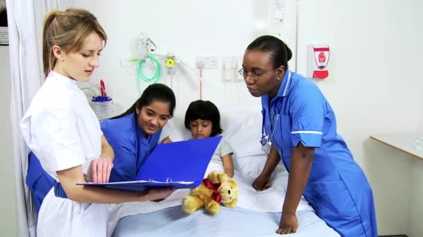 Niña recibiendo atención hospitalaria de enfermeras — Vídeos de Stock