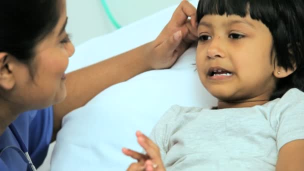 Kinderpatient wird von Krankenschwester behandelt — Stockvideo