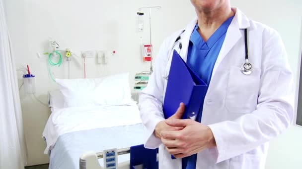Mannelijke arts met stethoscoop — Stockvideo