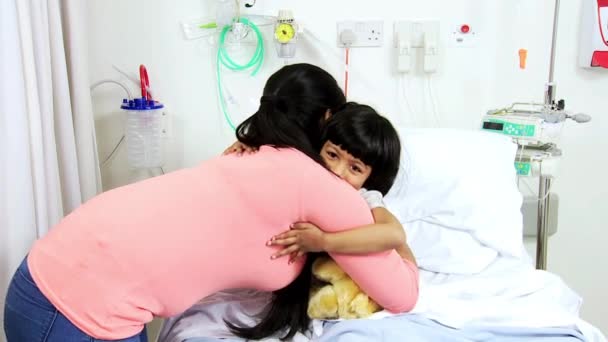 Mamá visitando asiático indio niño hospital Ward — Vídeo de stock