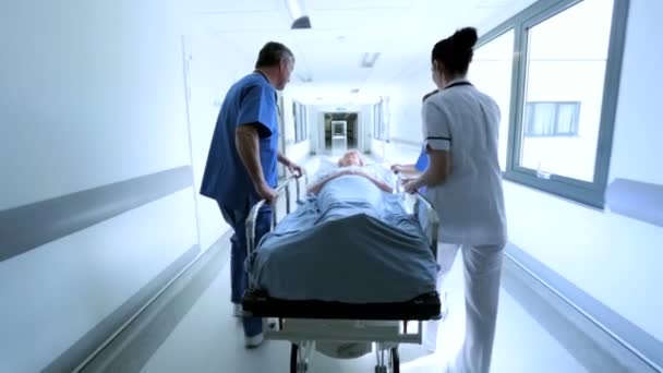 Krankenhauspatient verlegt Krankenhausbett — Stockvideo