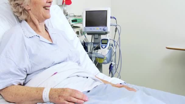 Senior mujer paciente ramo flores visitando hijo — Vídeos de Stock