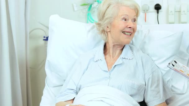 Gesundheitspersonal am Krankenbett des Patienten — Stockvideo