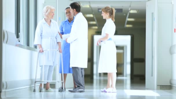 Osoby w podeszłym wieku pacjenta personel medyczny pracy placówki szpitalnej zajęty — Wideo stockowe