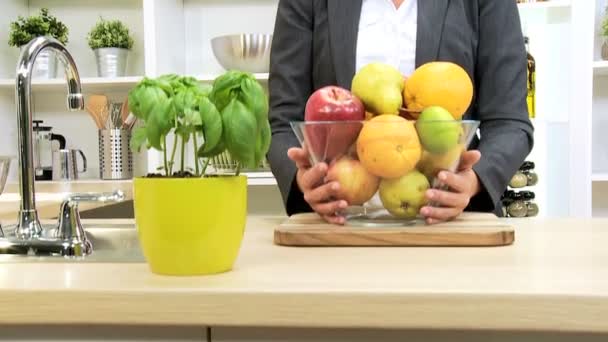 Retrato de negocios Tazón de fruta femenina cocina casera — Vídeos de Stock