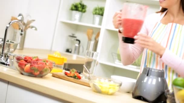 Mädchen gießt Smoothie ins Glas — Stockvideo