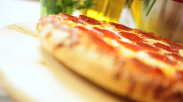 Hagyományos elvihető étel pepperoni pizza közelről — Stock videók