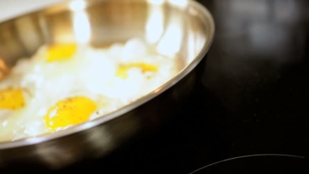 Huevos frescos cocidos Sunny Side up — Vídeo de stock