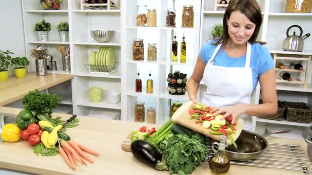 Esmer kız mutfak taze vejetaryen yemek hazırlama — Stok video