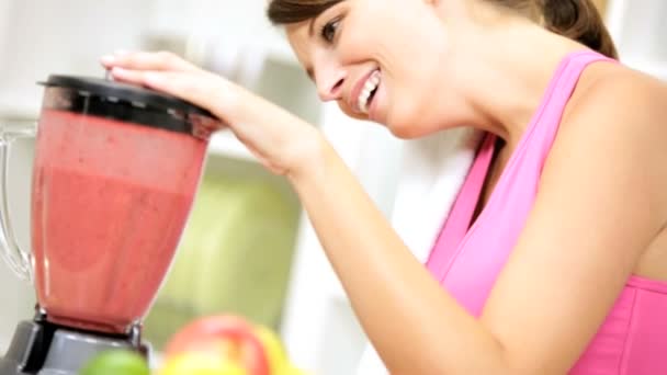Chica usando licuadora en la cocina para preparar jugo — Vídeos de Stock