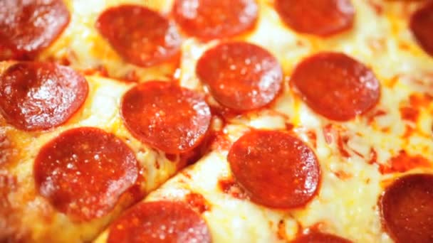 Nybakade pepperoni pizza — Stockvideo