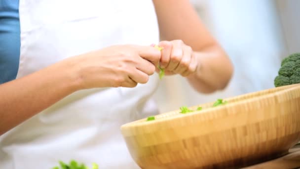 Fille sur comptoir de cuisine préparer des feuilles de salade — Video