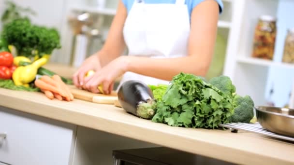 Chica en la cocina preparando comida vegetariana — Vídeos de Stock