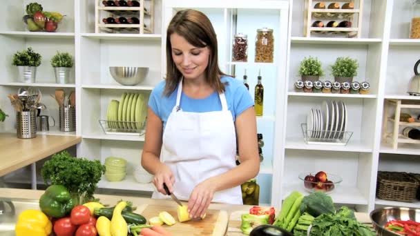 Saine caucasien fille tranchant légumes frais — Video