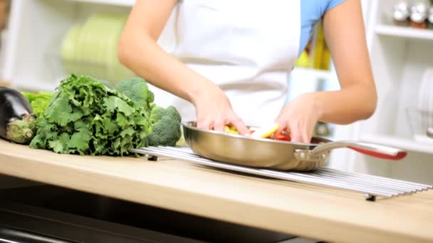 Dívka v kuchyni připravuje vegetariánské jídlo — Stock video