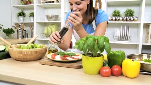 Здорова дівчинка кавказька Буффало Моцарелла салат з помідорів базилік — стокове відео