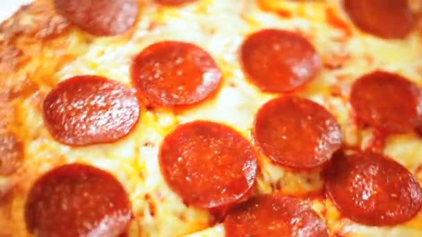 Frisch gebackene Pfefferoni-Pizza — Stockvideo