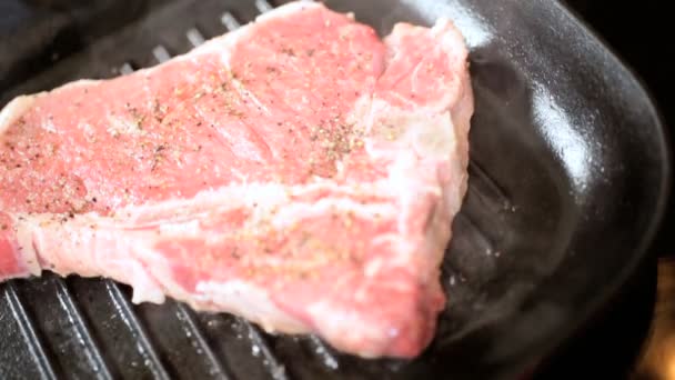 건강 한 상체 t-bone 스테이크 뜨거운 철판 요리 — 비디오