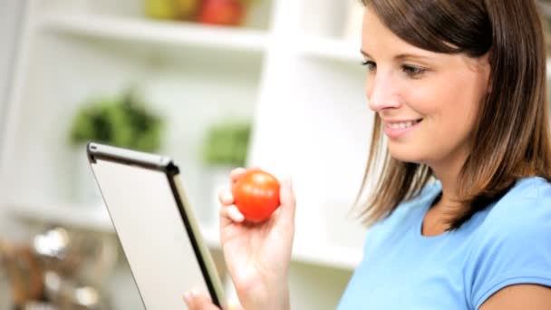 Feminino usando tablet sem fio na cozinha — Vídeo de Stock