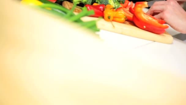 西兰花和辣椒片在制备膳食 — 图库视频影像