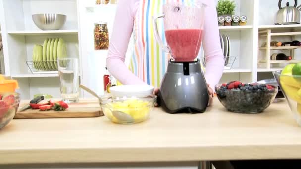 Beyaz kız sağlıklı homemade meyve smoothie yapmak — Stok video