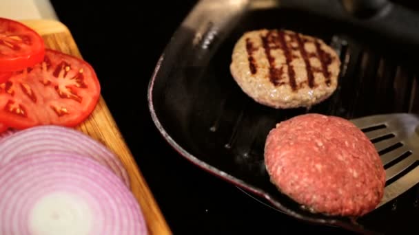 Sliced Salad Ingredients Beside Cooking Beef Burgers — Stock Video