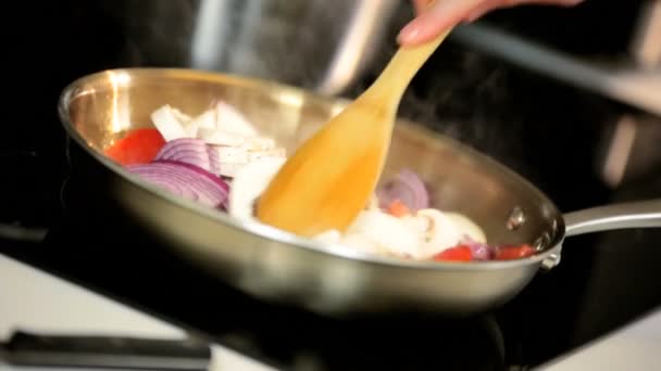 Groenten worden gekookt in pan — Stockvideo
