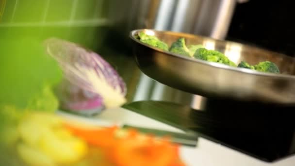 Κοντινό πλάνο πολύχρωμα ανακατώνει τα τηγανητά λαχανικά — Αρχείο Βίντεο