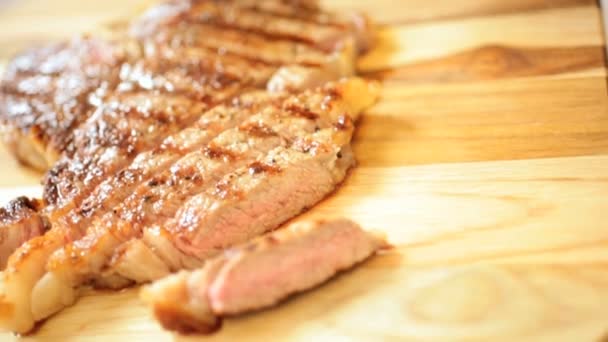 おいしいの新鮮な t-bone ステーキ カットを閉じる — ストック動画