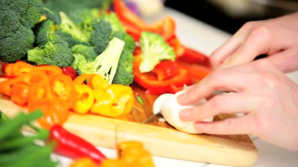 Preparación del estilo de vida saludable Verduras frescas de cerca — Vídeos de Stock