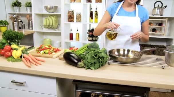 Saludable chica caucásica cocinar verduras frescas — Vídeos de Stock