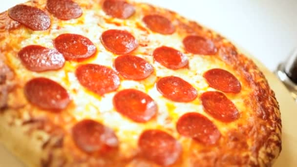 Frissen sült pepperoni pizza — Stock videók