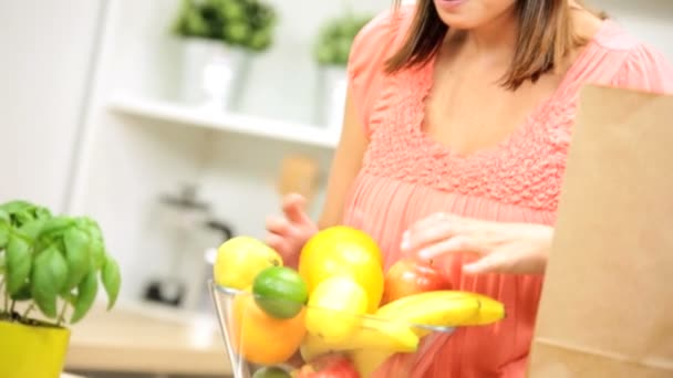 Tazón de fruta de relleno femenino caucásico — Vídeos de Stock