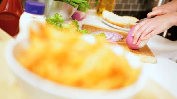 Příprava klasického hamburger, hranolky jídla domácí kuchyně — Stock video