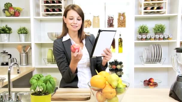 白人女性実業家レシピ ワイヤレス タブレット健康的な生活 — ストック動画