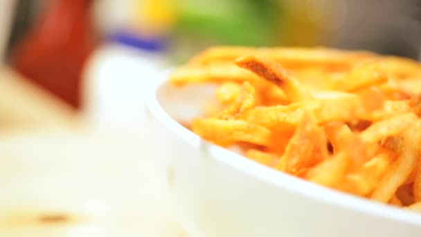 Deliciosas papas fritas caseras de cerca — Vídeos de Stock