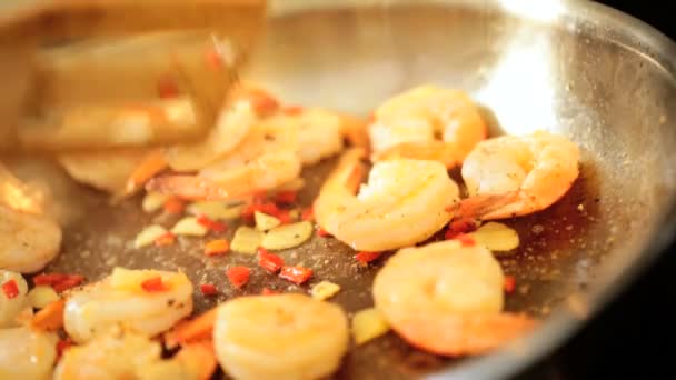 Hautnah köstliche gesunde Mahlzeit Garnelen kochen — Stockvideo