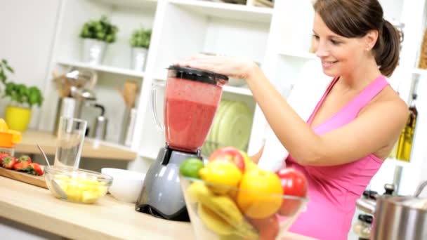 Fille en utilisant mélangeur à la cuisine pour préparer le jus — Video