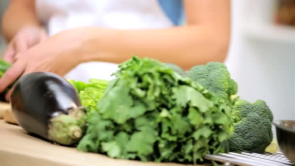 Fille à la cuisine préparer des légumes — Video