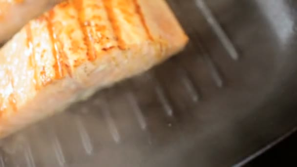 Panela para fumar quente Cozinhar Bife de Salmão Fresco — Vídeo de Stock