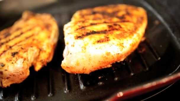 Peito de frango cozinhar na panela quente — Vídeo de Stock