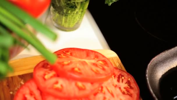 Vegetais de salada de hambúrgueres de carne picada frescos — Vídeo de Stock
