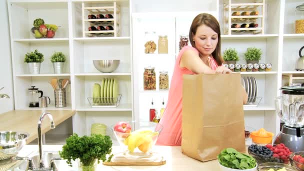 Beyaz kadın alışveriş çantası meyve açma — Stok video