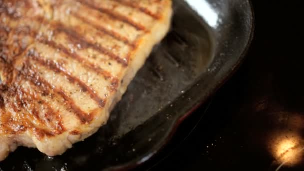 Heiße Räucherpfanne, die frisches T-Bone-Steak zubereitet — Stockvideo