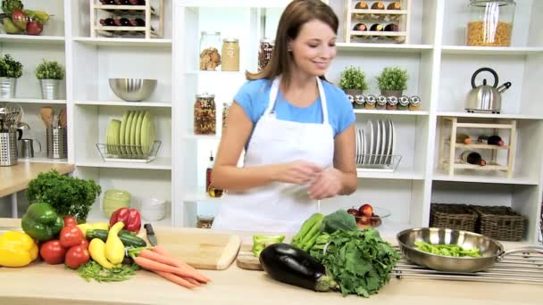 Menina caucasiana saudável cortando legumes frescos — Vídeo de Stock